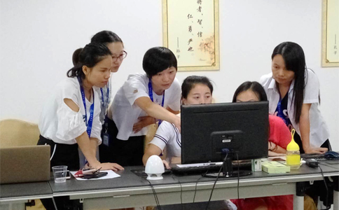  美女們互相交流學習，氣氛有點嚴肅啊